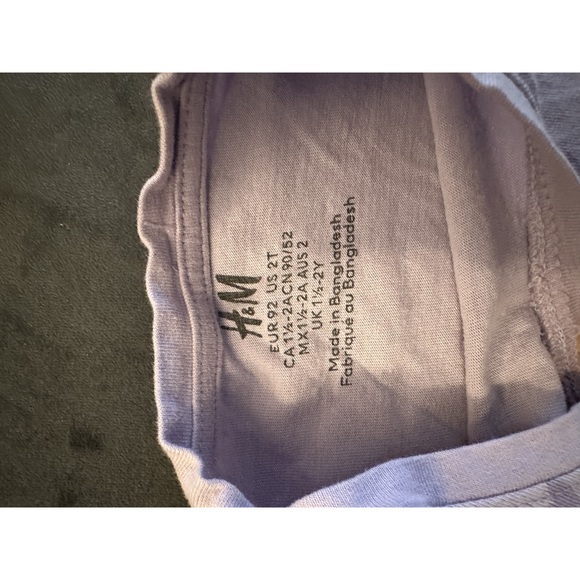 5/$10 H&M purple t-shirt 2T with hearts - Picture 3 of 4